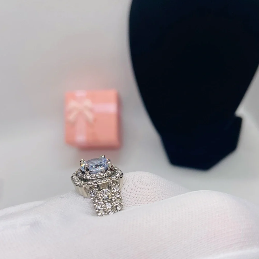 Luxury Silver Square Diamond Cubic Zircon Ring - Picture 10 of 14